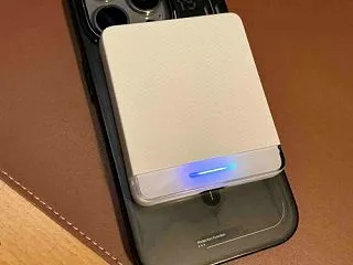 ワイヤレス充電できるモバイルバッテリーを…