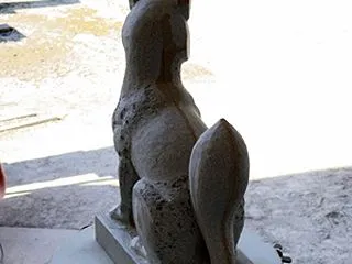 ツカワシメとは【 狐の石像彫刻 】