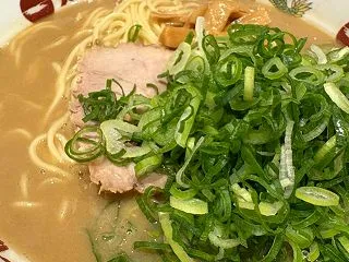 天下一品ラーメンのスープに唐辛子（鷹の爪…