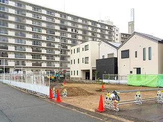 枚方市駅〜公園駅間の幼児療育園跡地で工事…