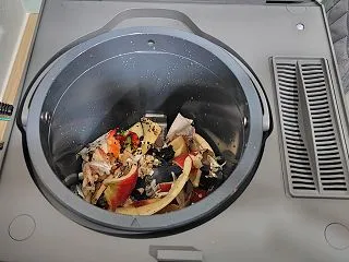 野菜くずが一晩で約10分の1に！コンポス…