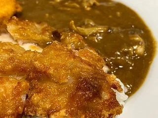 亡き友を想い パリパリチキンを食べる