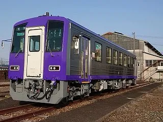 JR西日本、関西本線キハ120形&amp…