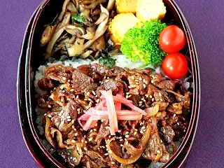 今日のJUNA夫さん弁当（牛丼）、鮭弁バ…