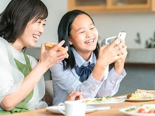 不登校☆食事中もイヤフォンでスマホ、そし…