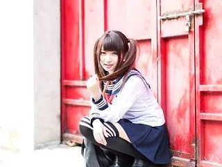 【画像】スカート女子さん、しゃがんだ時に…