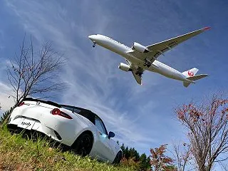 ロードスターと飛行機