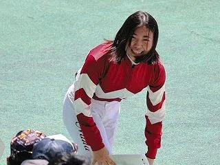 【画像】クッソエ□い女性騎手さん、豊満ボ…