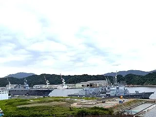 海上自衛隊の護衛艦を見渡せる高台に素敵な…