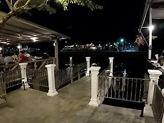 サバイジャイから隣の店の敷地に侵入した