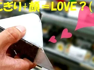 涙目のおにぎりに思わず手が伸びた。デザイ…