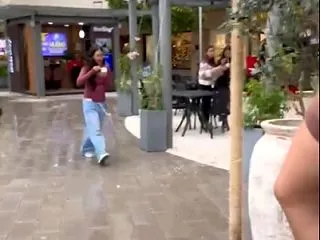 【動画】女性がぶつかりおじさんに遭遇する…
