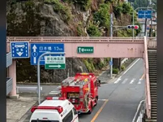 消防ポンプ車と救急車の異世界風景