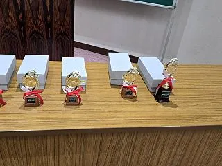 お勉強会で、継続表彰、赤い箱1~3位、多…