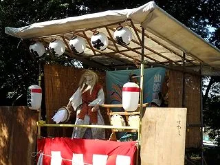 電線をちょっと持ち上げ山車は行く／長き引…