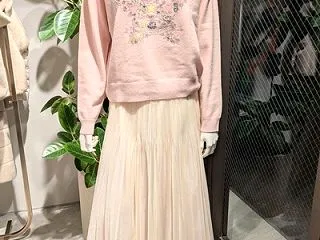 甘い刺繍とライトカラーニット🧶