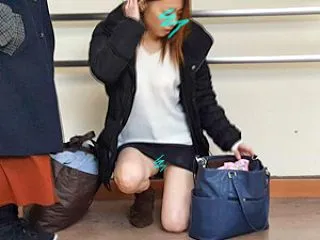探し物？そんなスカートでしゃがんだら・・…