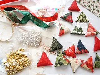 三角形をつないで作っているもの クリスマ…