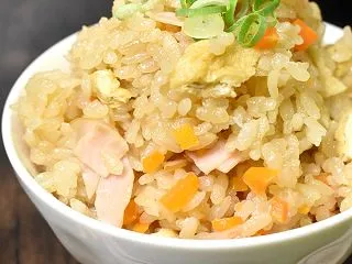 意外な組み合わせ♪油揚げとハムの炊き込み…
