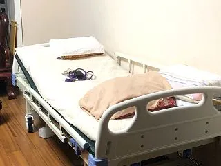 介護用ベッドが到着〜部屋の模様替え