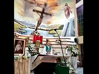 エクアドルの神父、巨大な十字架が倒れて頭…