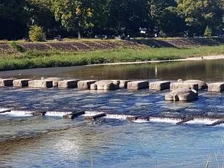 “飛び石” のひみつ／日本庭園と鴨川の飛…