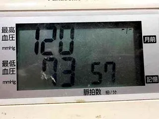 いつも同じ服を着る人には理由がある？他人…