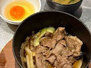 焼肉店ランチの牛すき鍋定食（黒毛和牛スラ…