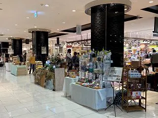 ハンドメイド作品が並ぶ手作り市「クラフト…