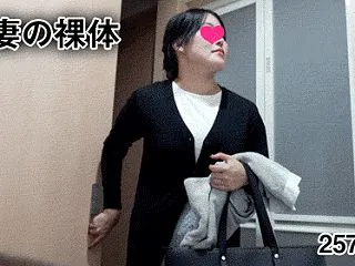 【民泊着替え】爆乳むちむち美女！妖艶人妻…