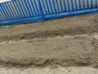 2日掛かりで２本の畝を仕上げました。！！