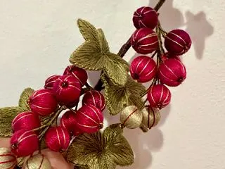 立体刺繍のスグリを制作中