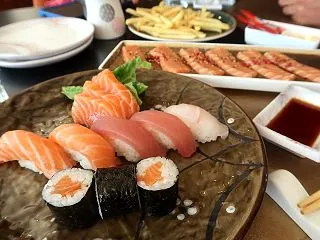 サーモン尽くし寿司・刺身おいしくうれしい…