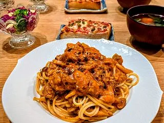 鯖トマトパスタとパン耳で林檎カスタードタ…