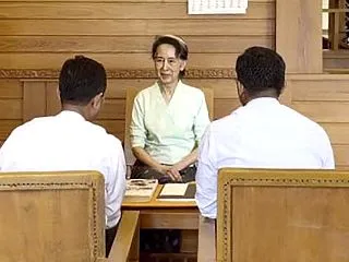 スーチー氏に英国王からの届け物 親軍政権…