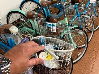 子ども用自転車を見ていた