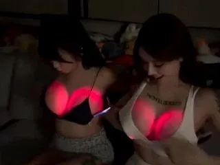 おっぱいさん、おっぱいを光らせて自慢する