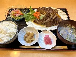 ★骨からすぐにほぐれるスペアリブがとんで…