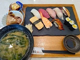 鮨よしでランチ