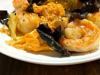 エビときくらげ卵炒め