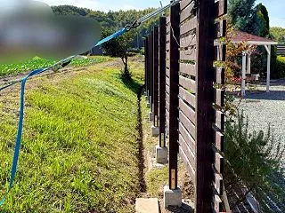 ウッドフェンスの傾きを修正