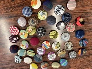「布遊び」でみんなで作ったブローチ