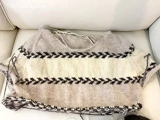 はい、セーターです