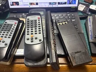 使わないリモコンの電池はすぐ抜かなきゃ