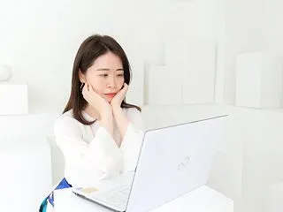 不機嫌で人をコントロールする「察してモー…