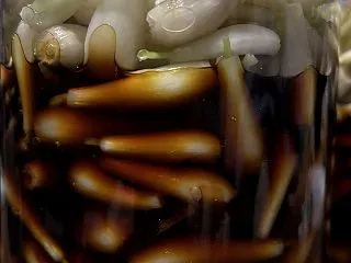 ラッキョウはまとめて醤油漬け