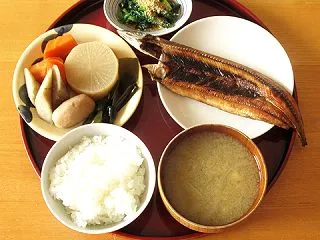 秋刀魚の開き、煮物、小松菜の二杯酢