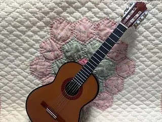 小さいギターを人形用に買っちゃった