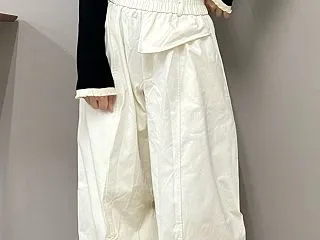 大人の抜け感カーブパンツコーデ