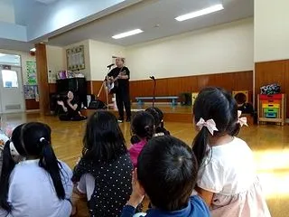 【かぶとむし組、とんぼ組】ピカリンと遊ぼ…